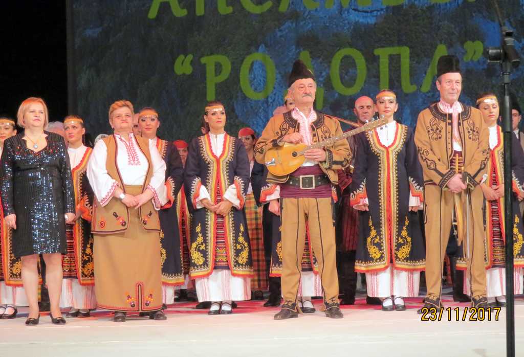 60-годишнината на четирима от ФА „Родопа” бе отбелязана на сцената