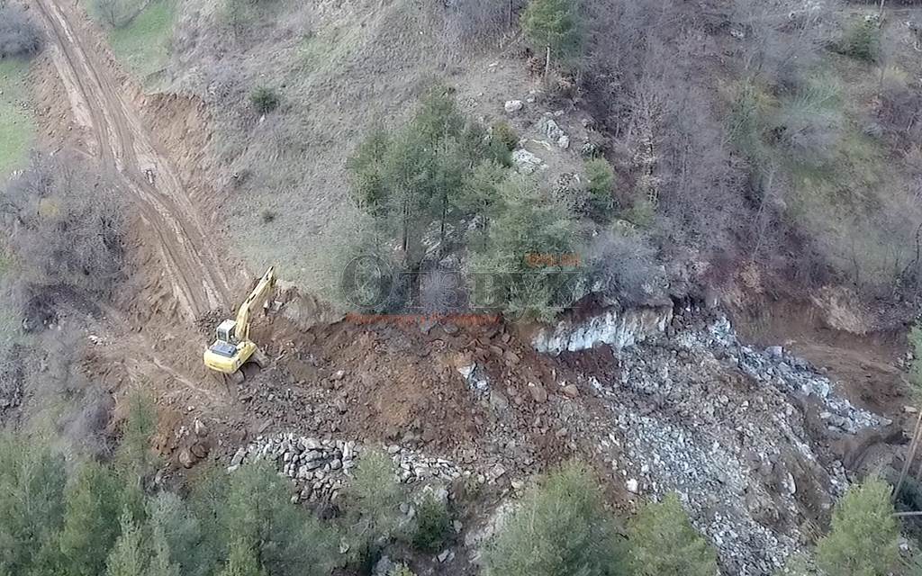 Още не е пробит обходният път на свлачището, днес пак взривяваха скала