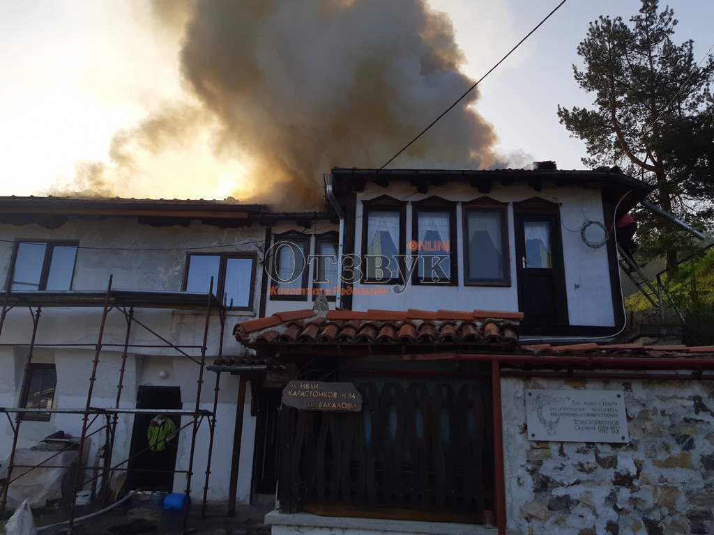 Огън изпепели покрива на Попратиловата къща, две семейства останаха на улицата