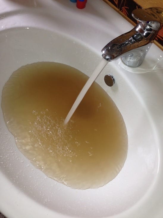 Кална вода потече от чешмите в Устово