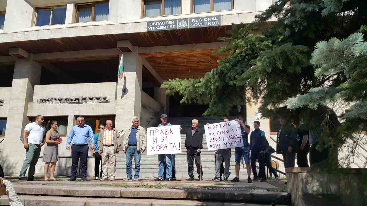 Приют за кучета предизвика протест пред областната управа