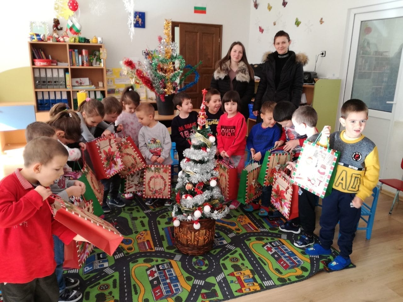 „Рубелла Бюти“ раздаде подаръци на малчугани в община Неделино