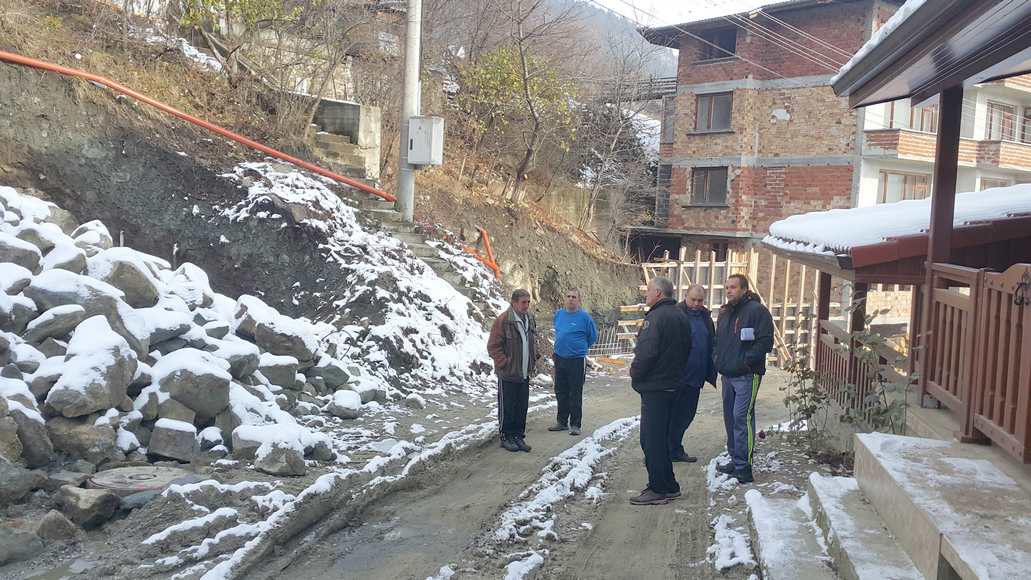 Строителството на подпорната стена на улица „Проф. Асен Василев“ е спряно заради два стълба