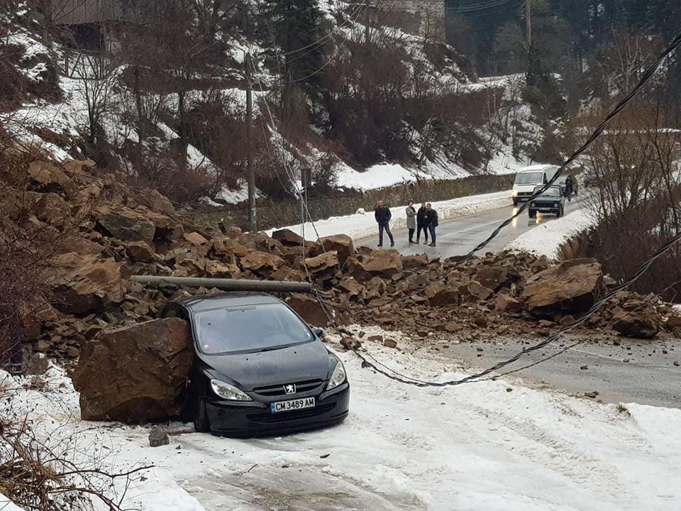 Свлачище смачка лек автомобил в Широка лъка и затвори пътя за Смолян