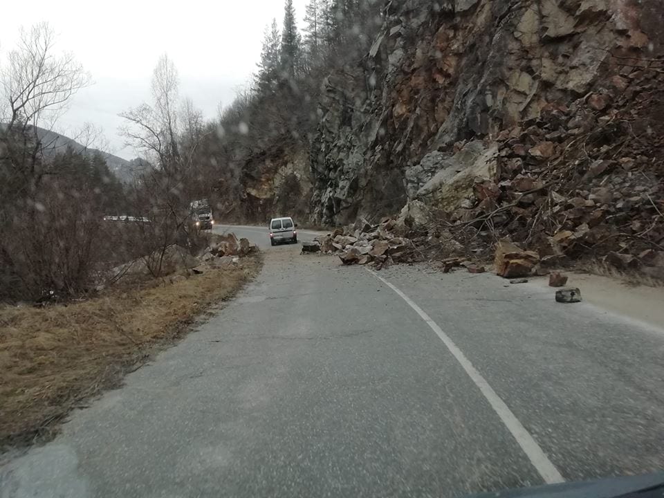 Срутище затвори едното платно на пътя за Девин