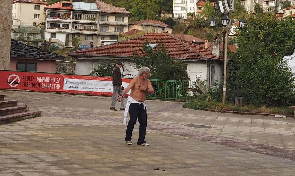 Панаирът в Устово бе открит на почти празен площад (видео)