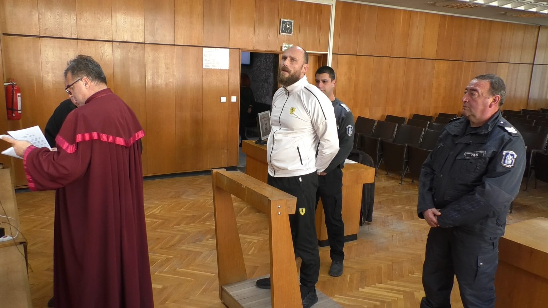Подпалвачът на павилиона в Устово подпалил ръката си, разплака се в съда (видео)